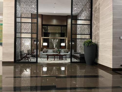Bayfront Suite in Pasay Near NAIA Terminal, PICC, Star City, MOA and US Embassy - Pet-Friendly, Wi-Fi & Netflix, Free Swimming Pool, Sauna, Work from Home Ready, Manila