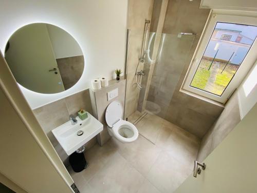 Душ, House l 10 Beds l 5 Bedrooms l 4 Bathrooms l WI-FI in Ліпштадт