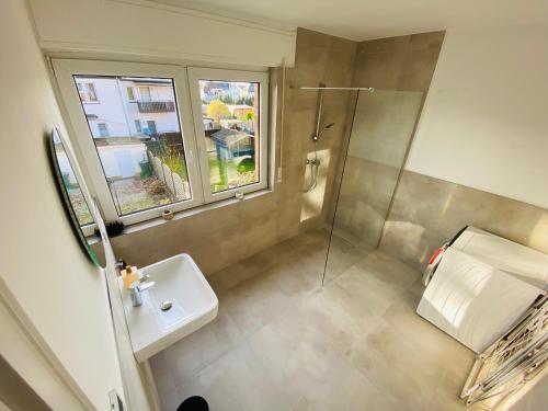 Душ, House l 10 Beds l 5 Bedrooms l 4 Bathrooms l WI-FI in Ліпштадт