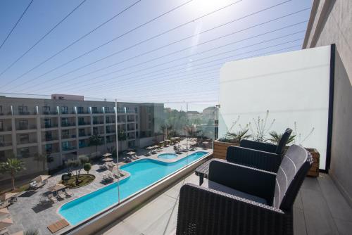 Twin room, deluxe, pool view