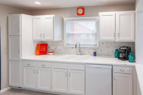 บริการและสิ่งอำนวยความสะดวก, Refreshing Mid Mod Retreat BG in โบว์ลิงกรีน (OH)