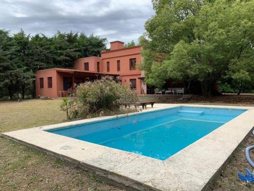 Casa con piscina y gran parque en Los Cardales