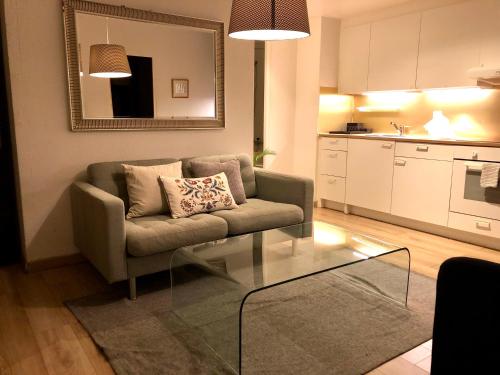 Cool & Central 2 bedroom in heart of Eaux-vives, Женева