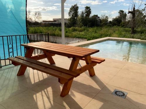 AMPLIO CHALET CON GENIAL PISCINA A 10 MIN DE SEVILLA