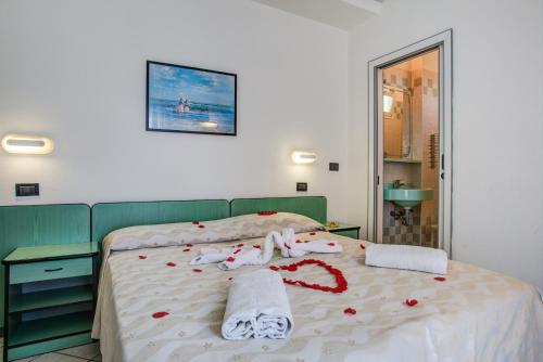 Double or Twin Room image 9