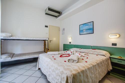 Quadruple Room with Balcony image 8
