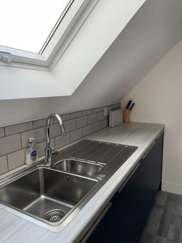 кухня, Lochside Loft - Self Catering Apartment for 2 In a great location for Inverness Airport and both Cab in Ардерсьєр