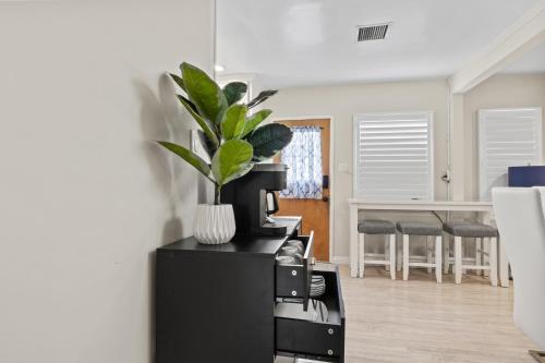 4BR-2B Near LAX, SoFi, & Disney in Lynwood, USA