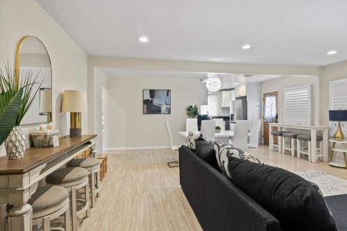 4BR-2B Near LAX, SoFi, & Disney in Lynwood, USA