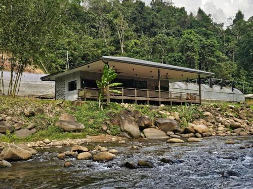 Utvendig, Rugading Riverside Villa near Kota Kinabalu. in Penampang