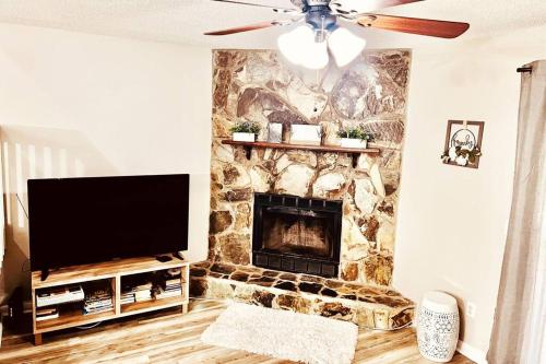 Mandarin Cheerful 2 Bedroom Townhouse w/fireplace thumb 3