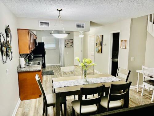 Mandarin Cheerful 2 Bedroom Townhouse w/fireplace thumb 4