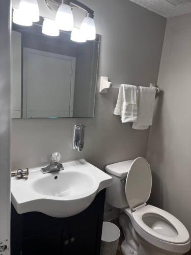 Mandarin Cheerful 2 Bedroom Townhouse w/fireplace detail