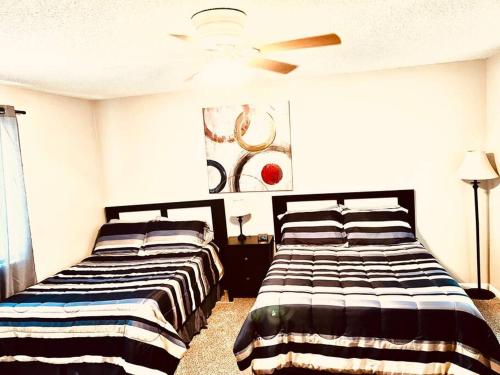 Mandarin Cheerful 2 Bedroom Townhouse w/fireplace detail
