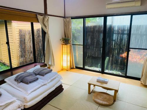 竹の隠れ家：自然豊かな遊歩道ある完全貸切一軒家、静寂と利便性が交わる場所、芦ノ湖まで車で10分-