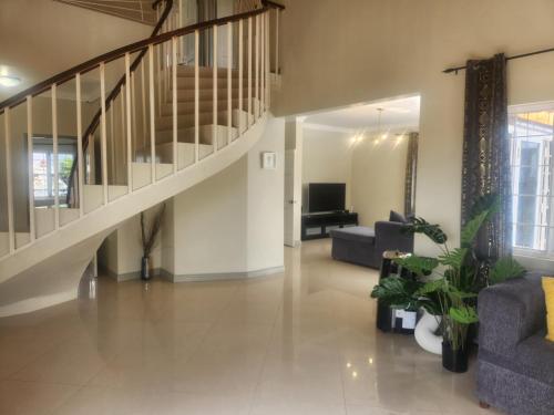 Beautiful Battersea Lodge in Mandeville