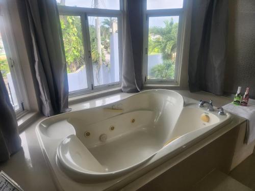 Beautiful Battersea Lodge in Mandeville