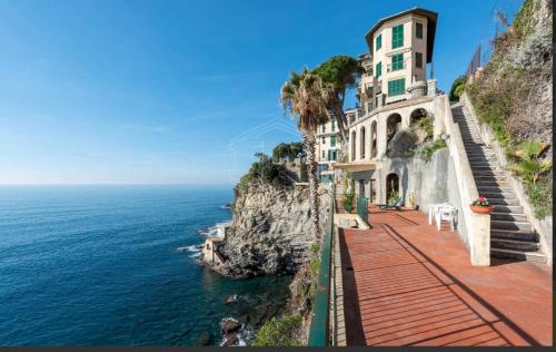 La Casa di Samantha a Villa Regina a picco sul mare con piscina