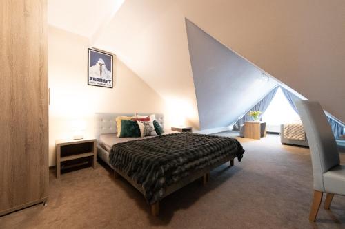 1 queen bed, 1 sofa bed
