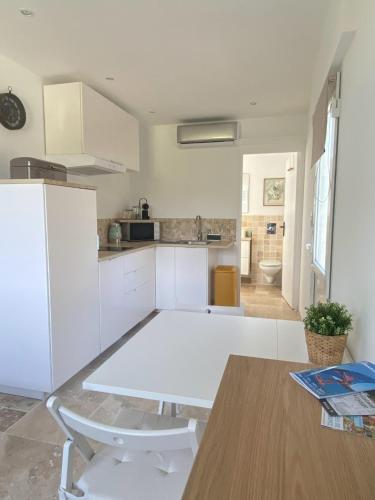 Kitchen, Chez Nous - Studio in La Mole