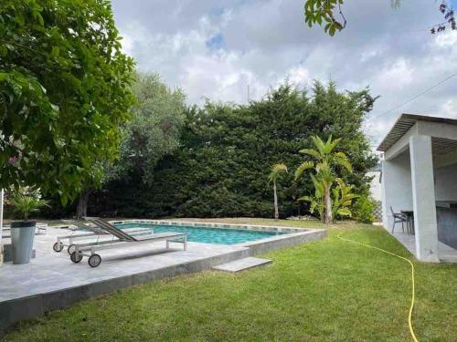 Loft 2 chambres, accès piscine, clim proche Cannes