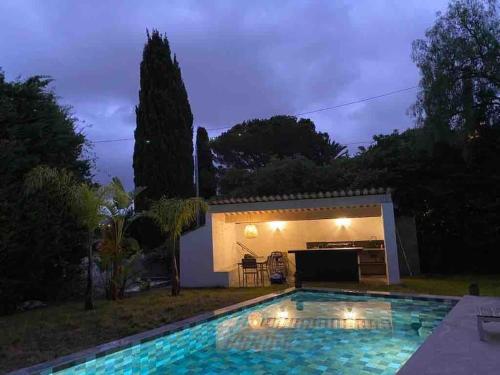 Loft 2 chambres, accès piscine, clim proche Cannes