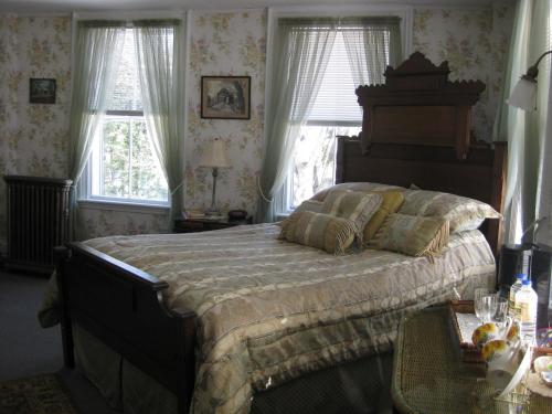 The Bridges Inn at Whitcomb House B&B thumb 4