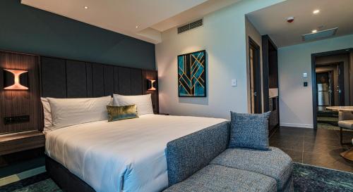 Superior King Room image 3