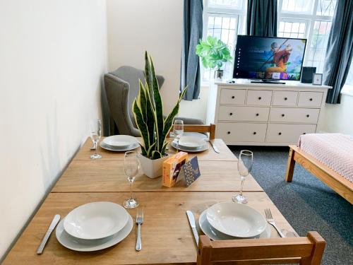 Cosy Apartments Near Hampstead Heath With Free On-Site Parking & Private Gardens, Golders Green