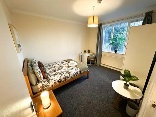 Cosy Apartments Near Hampstead Heath With Free On-Site Parking & Private Gardens, Golders Green