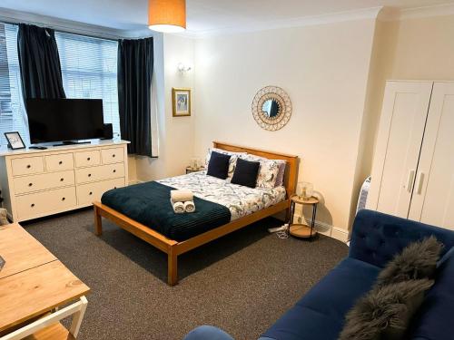 Cosy Apartments Near Hampstead Heath With Free On-Site Parking & Private Gardens, Golders Green