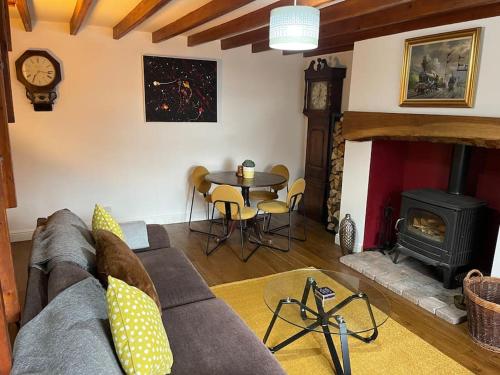 Stunning Cottage with Log Burner