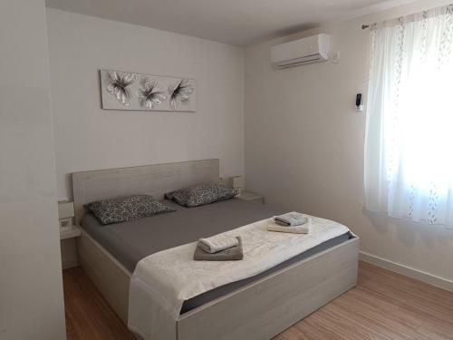 Studio Apartment 3e - image 5