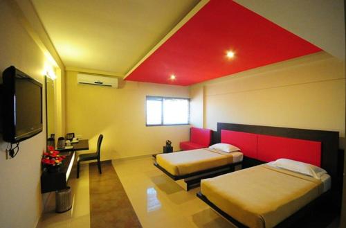 The Viceroy Comforts Set in a prime location of Mysore, The Viceroy Comforts puts everything the city has to offer just outside your doorstep. The property features a wide range of facilities to make your stay a pleasant 