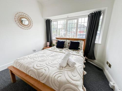 Cosy Apartments Near Hampstead Heath With Free On-Site Parking & Private Gardens, Golders Green