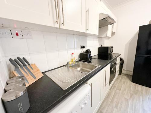 Cosy Apartments Near Hampstead Heath With Free On-Site Parking & Private Gardens, Golders Green