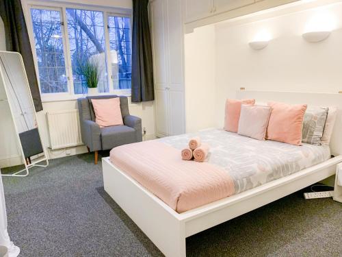 Cosy Apartments Near Hampstead Heath With Free On-Site Parking & Private Gardens, Golders Green