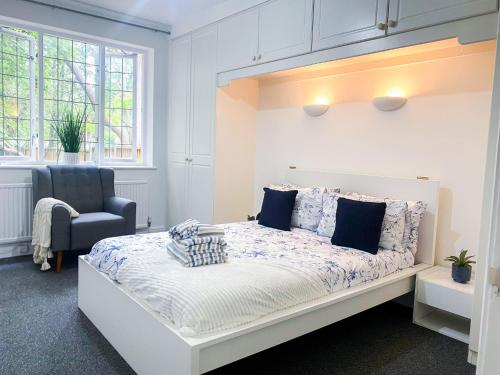 Cosy Apartments Near Hampstead Heath With Free On-Site Parking & Private Gardens, Golders Green