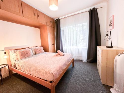 Cosy Apartments Near Hampstead Heath With Free On-Site Parking & Private Gardens, Golders Green