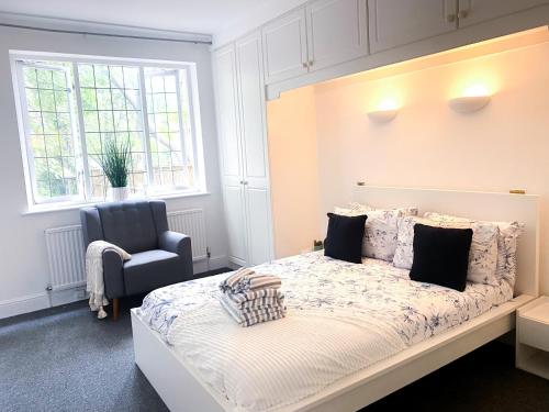 Cosy Apartments Near Hampstead Heath With Free On-Site Parking & Private Gardens, Golders Green