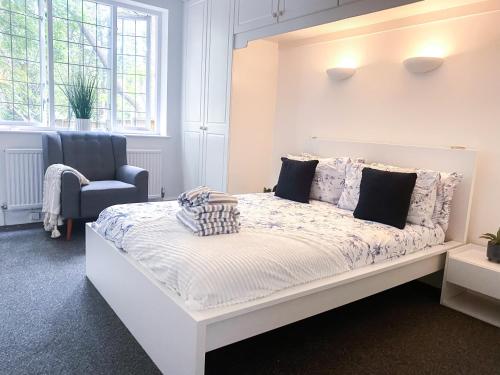 Cosy Apartments Near Hampstead Heath With Free On-Site Parking & Private Gardens, Golders Green