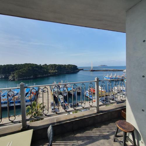 Seom Story Guesthouse near Cheonjiyeon Falls