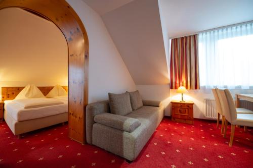 1 king bed, 1 sofa bed