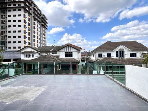 Seaside Bliss: Luxurious 5-Bedroom Retreat