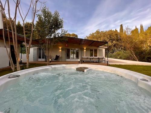 Cottage chaleureux avec jacuzzi en pleine nature - Location saisonnière - Grasse