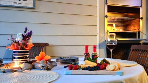 المرافق, Cozy Island Living at The Grove cottage in ليجر آيل