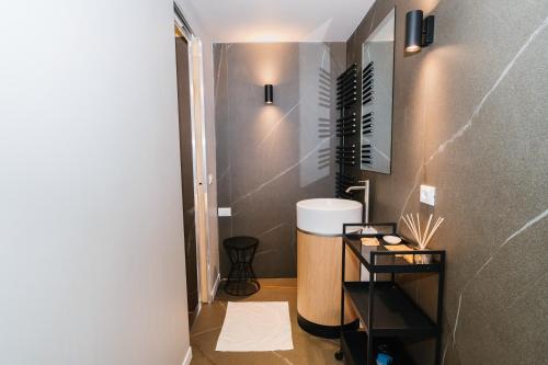 Double Room with Spa Bath image 10
