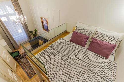 W17Elegant Inner City Apt w/King bed&Friendly Host, Budapest