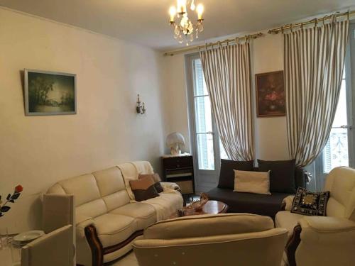 FLC-Charm of Old- Large 3 Rooms -St Charles- Box 1 car extra