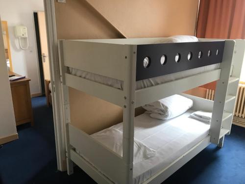 4 twin beds
